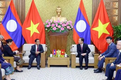 Bộ trưởng Tư pháp tiếp Ủy viên Bộ Chính trị, Phó Thủ tướng, Bộ trưởng Tư pháp Lào Khamphan Phommatha