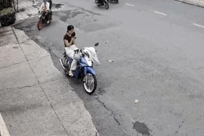 Camera ghi cảnh cướp giật táo tợn, công an nhanh chóng bắt 2 nghi phạm