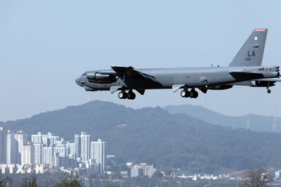 Máy bay ném bom B-52 của Mỹ rơi tại California
