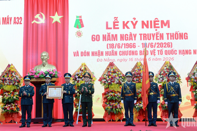 Thượng tướng Phạm Trường Sơn dự Lễ kỷ niệm 60 năm Ngày truyền thống Nhà máy A32