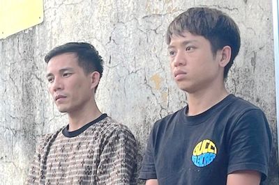 Xộ khám vì bán 'đá'