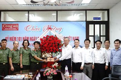 Lãnh đạo thành phố thăm, chúc mừng Ban Chuyên đề Công an TP Đà Nẵng nhân Ngày báo chí cách mạng Việt Nam