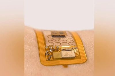 Phát triển miếng dán da không dùng pin để theo dõi huyết áp liên tục