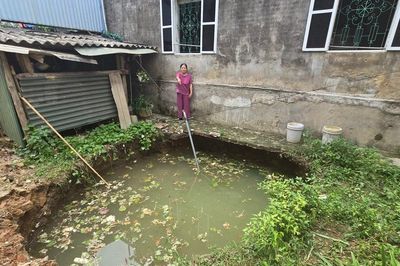 Sau tiếng động lớn, hố sâu 4m xuất hiện giữa khu dân cư