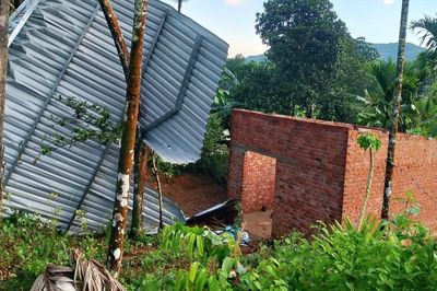 Lốc xoáy làm 70 nhà dân ở Quảng Ngãi bị tốc mái