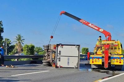 Xe tải nổ lốp lật ngửa trên cao tốc