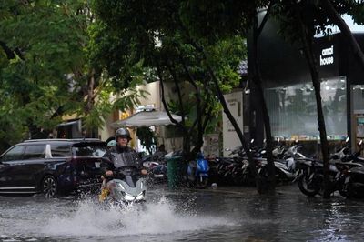 Mưa như trút hơn 1 giờ, khu Thảo Điền ngập sâu