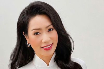 Chủ tịch NSND Trịnh Kim Chi khoe dáng, Bảo Thanh hẹn hò chồng cựu công an