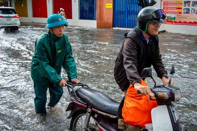TPHCM cứ chiều lại đổ mưa: Người dân bì bõm đẩy xe giữa dòng nước ở 'khu nhà giàu'