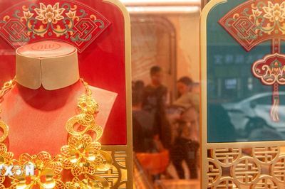 Giá vàng châu Á tăng phiên thứ tư liên tiếp, USD suy yếu hỗ trợ đà đi lên