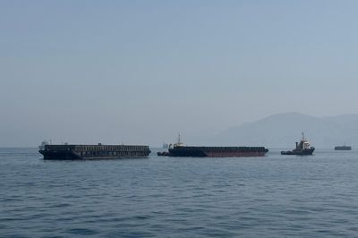 Tổng thống Trump công bố về 'tuyến cao tốc ở Hormuz'; tàu Iran đầu tiên qua Vịnh Oman