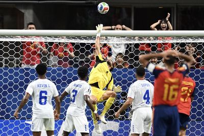 World Cup 2026: 'Người nhện' Vozinha khiến hàng công Tây Ban Nha bất lực như thế nào?