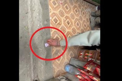 Ngôi làng 'kỳ lạ' nhất thế giới: Mua bán phải thả tiền xuống đất