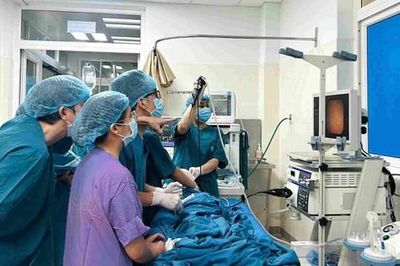 Bé bị ho nhiều, khó thở, bố mẹ sốc khi bác sĩ gắp ra thứ 'đáng sợ' trong khí quản