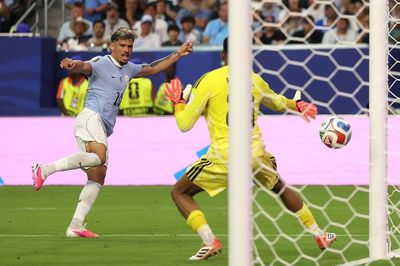 Uruguay nhọc nhằn giành 1 điểm trước Saudi Arabia