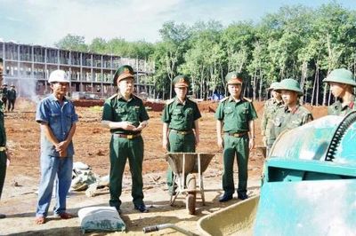 Chiến sĩ Quân đoàn 34 'vượt nắng, thắng mưa' đưa trường nội trú biên giới về đích