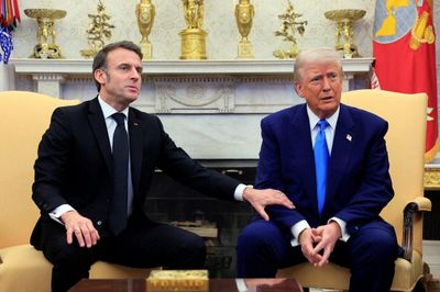 Tổng thống Trump dọa áp thuế quan 100% lên rượu vang Pháp