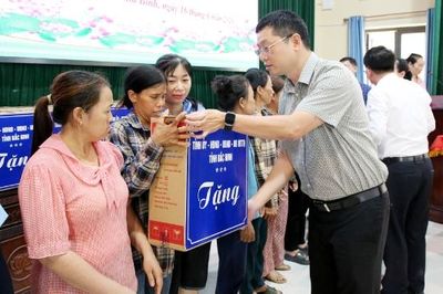 Phó Bí thư Tỉnh ủy Trần Huy Phương trao quà cho hộ nghèo, cận nghèo tại xã Gia Bình