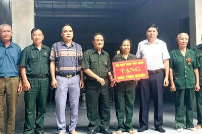 Hội Cựu Thanh niên xung phong tỉnh trao tặng nhà tình nghĩa cho hội viên khó khăn