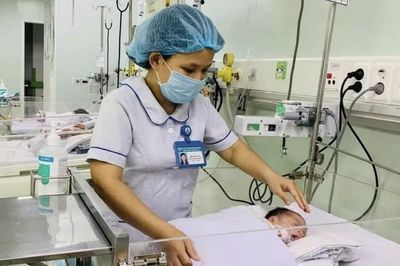 Phẫu thuật thành công khối u nặng 1,1kg cho một bé gái sơ sinh 2 ngày tuổi