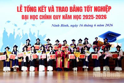 Trường Đại học Hoa Lư tổng kết và trao Bằng tốt nghiệp Đại học chính quy cho 265 sinh viên khóa D15