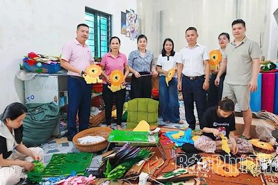 Kiểm tra, giám sát hoạt động tín dụng chính sách tại khu Sào, xã Kim Bôi
