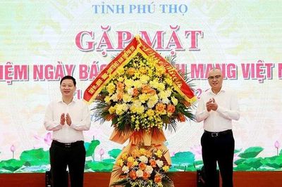 'Tâm sáng, lòng trong, bút sắc' đồng hành cùng khát vọng bứt phá của quê hương Đất Tổ