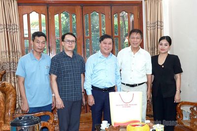 Đồng chí Mai Đức Thông, Giám đốc Báo và phát thanh, truyền hình Tuyên Quang chúc mừng nguyên lãnh đạo các cơ quan báo chí tại phường Hà Giang 2