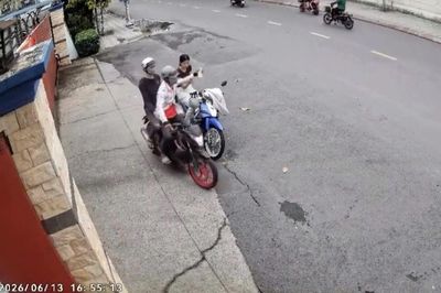 TP.HCM: Bắt 2 tên cướp giật điện thoại iPhone của cô gái trên đường phố