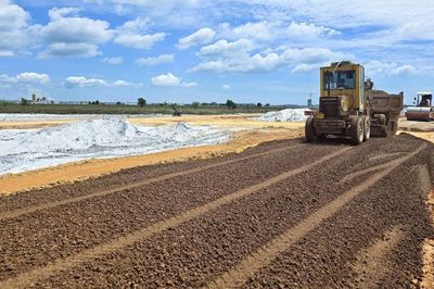 Tháo gỡ mặt bằng, đẩy nhanh thi công tuyến đường kết nối Cảng hàng không Quảng Trị với QL1
