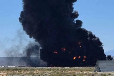 Oanh tạc cơ B-52 rơi tại California, khả năng không còn ai sống sót