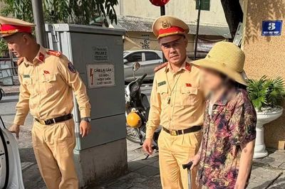 CSGT giúp cụ bà đi lạc ở cầu Long Biên về nhà