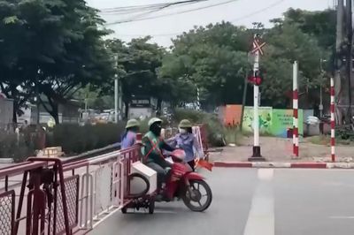Nguy hiểm từ những hành vi vi phạm tại đường ngang đường sắt