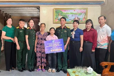 Bộ Chỉ huy Quân sự tỉnh trao kinh phí hỗ trợ con nuôi Chương trình 'Mẹ đỡ đầu'