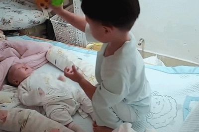 Mẹ ra ngoài để con trai 2 tuổi và em sơ sinh trong phòng ngủ, hành động của anh lớn khiến gia đình lặng người