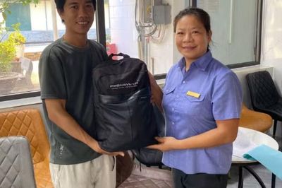 Thấy chiếc túi đen bị bỏ lại trên tàu, nhân viên kiểm tra và phát hiện điều đặc biệt