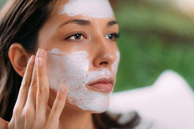 Da đỏ rát sau khi đi nắng: Dùng ngay 5 mẹo giúp làm dịu, phục hồi da nhanh chóng này