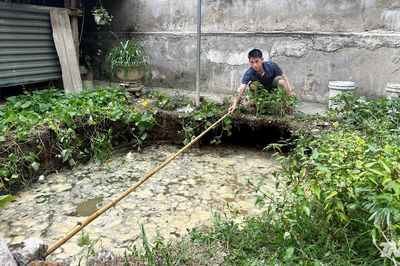 Xuất hiện hố tử thần sâu hơn 4m sát nhà, sơ tán khẩn 2 hộ dân ở Thái Nguyên