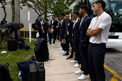Cầu thủ Uruguay bỏ hành lý ở vỉa hè, xếp hàng chờ chó nghiệp vụ kiểm tra