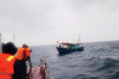 Cứu tàu cá chết máy lênh đênh giữa sóng dữ tại vùng biển Quảng Ninh