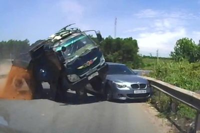 Khoảnh khắc va chạm giữa 2 ô tô tại điểm giao đường dẫn cao tốc ở Huế