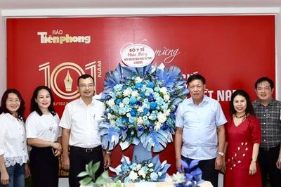 Thứ trưởng Bộ Y tế Đỗ Xuân Tuyên chúc mừng Báo Tiền Phong nhân dịp 101 năm Ngày Báo chí Cách mạng Việt Nam