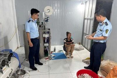 Phát hiện cơ sở sản xuất súp mì tôm giả quy mô lớn tại Hà Nội