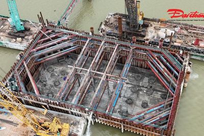 Toàn cảnh 3 trụ tháp cầu Thượng Cát vươn cao giữa sông Hồng