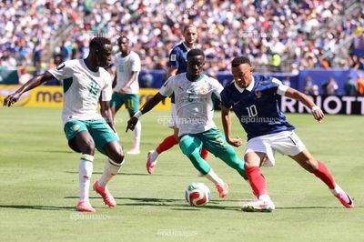 Mbappe và Haaland 'ngửi khói' Messi