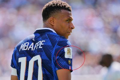 Lý do áo đấu của Mbappe khác toàn bộ tuyển Pháp