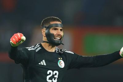 Chiếc mặt nạ gây chú ý của thủ môn Algeria