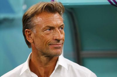 Cựu HLV Nam Định và 'bùa may' sơ mi trắng ở World Cup
