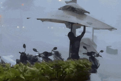 Mưa to, gió mạnh quật ngã người đàn ông ở TP.HCM