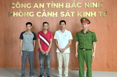 Khởi tố giám đốc đổ trộm 700 tấn chất thải